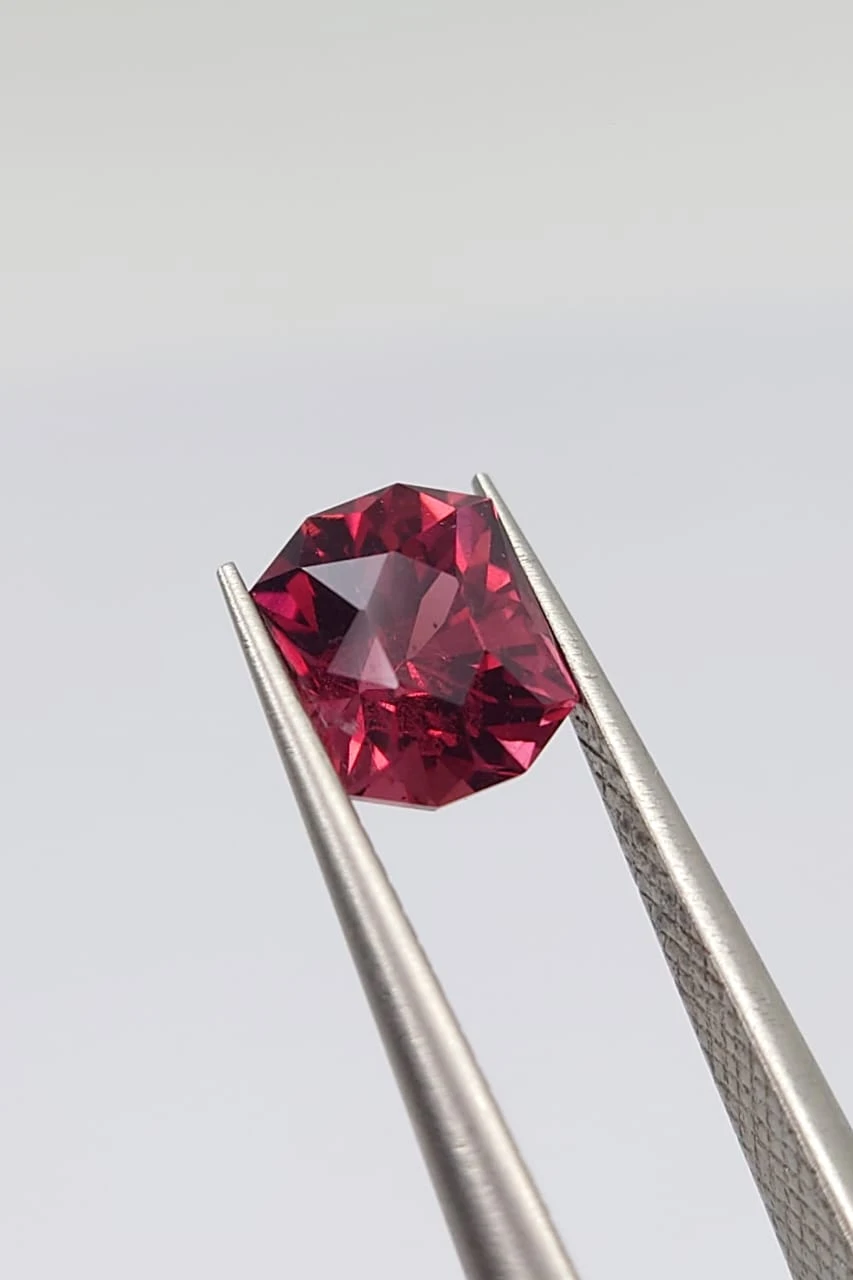 1.2ct Natural Stunning Rhodolite Garnet loose Gemstone From Tanzania — view 3